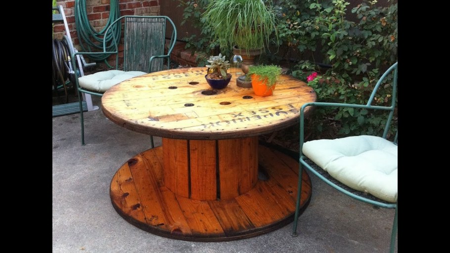 Стол из катушки для кабеля