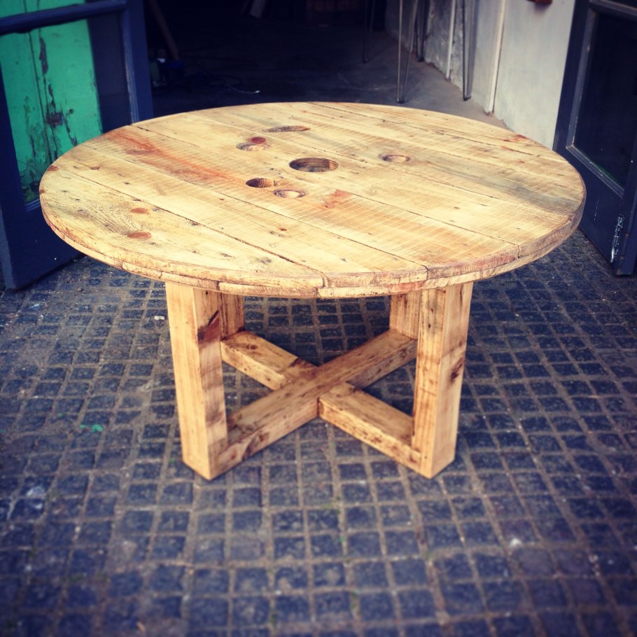 Круглый стол для дачи из дерева