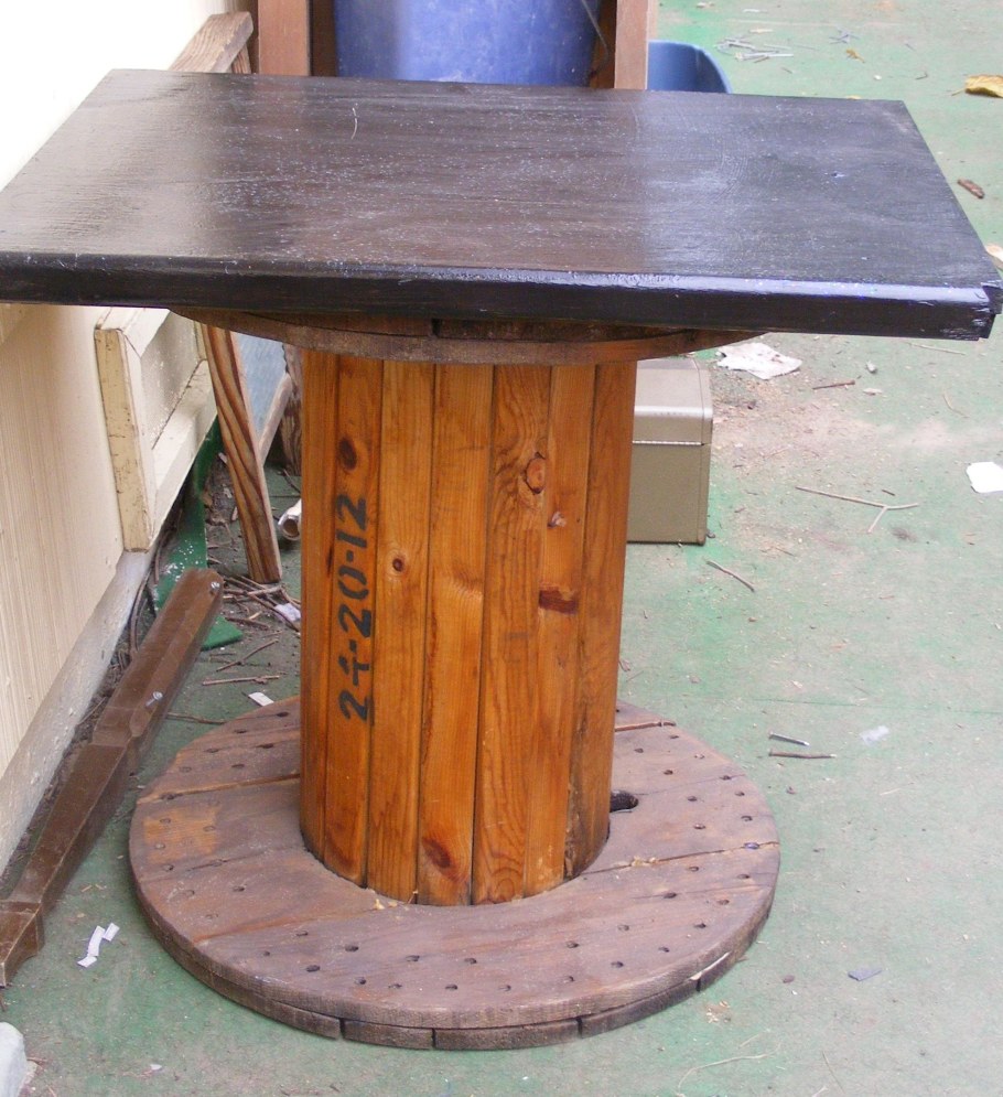 Стол из катушек от кабеля на дачу