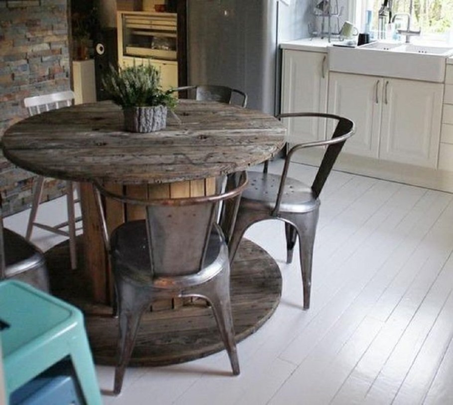 Стол из катушки