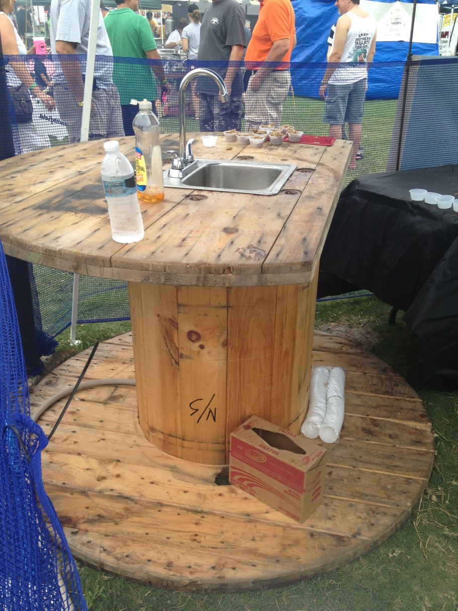 Столик из деревянной катушки