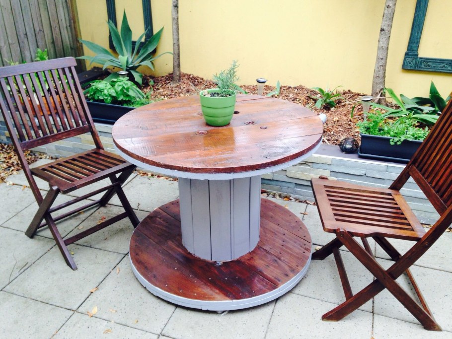 Стол из катушки для кабеля