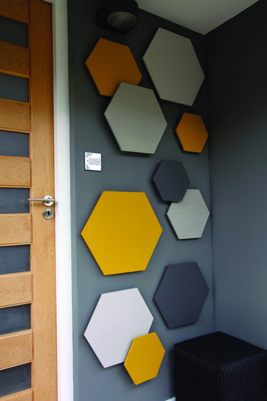 Покраска стены геометрическими фигурами