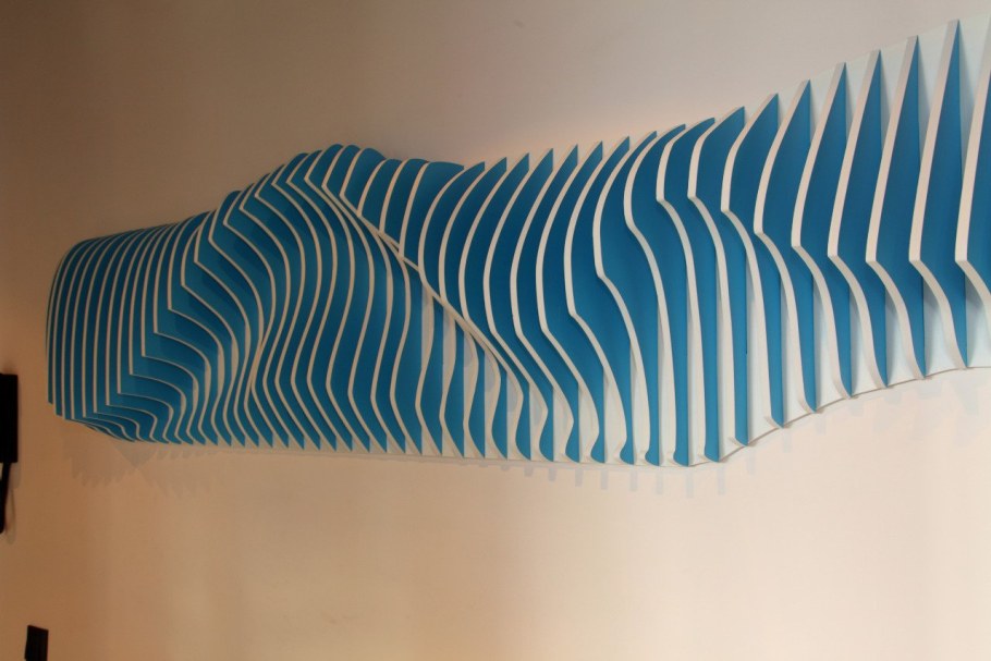 Геометрические полосы на стене