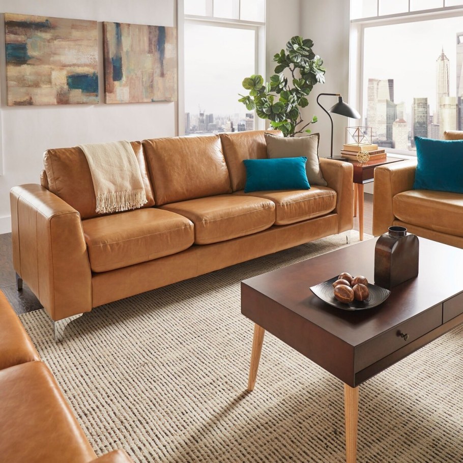 Коричневый диван в интерьере