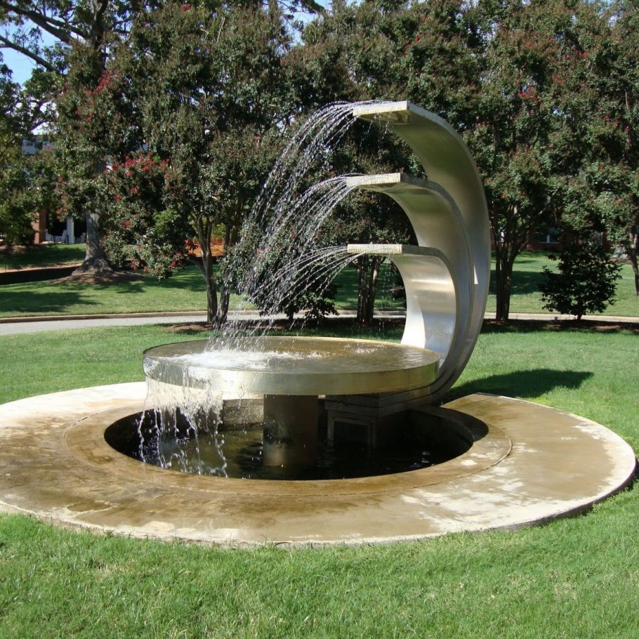 Фонтан в саду