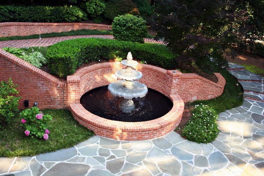 Фонтан на дачном участке