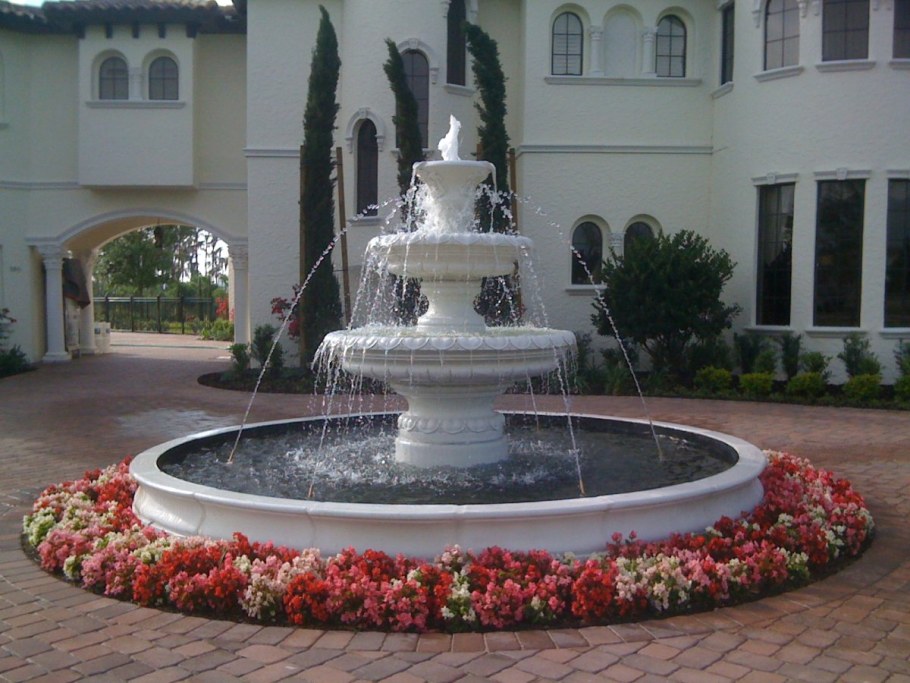 Цветник с фонтаном