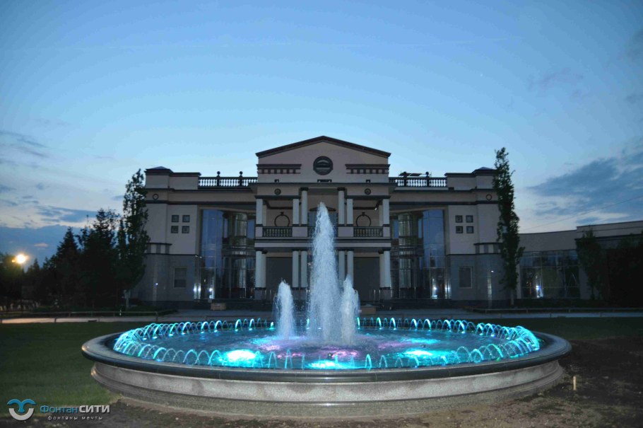 Фонтан перед домом