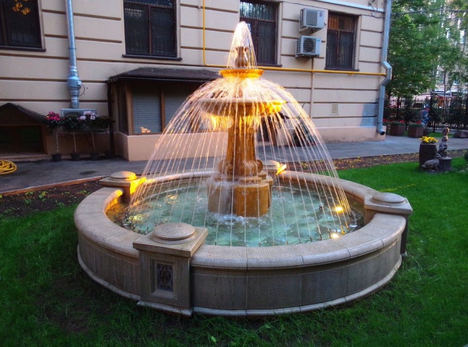 Фонтанчик во дворе