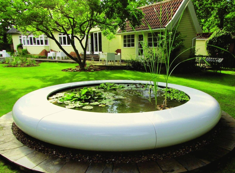 Круглый прудик в саду