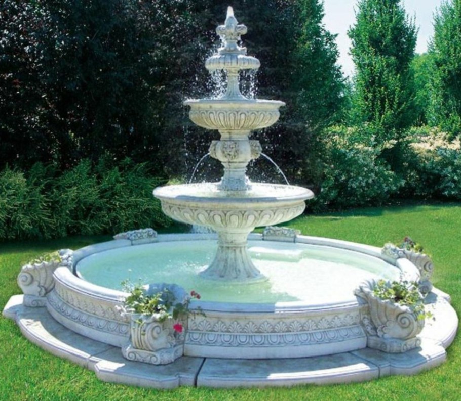 Фонтан в саду