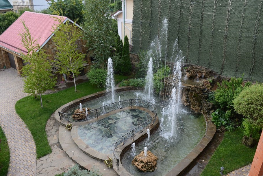 Фонтан на дачном участке