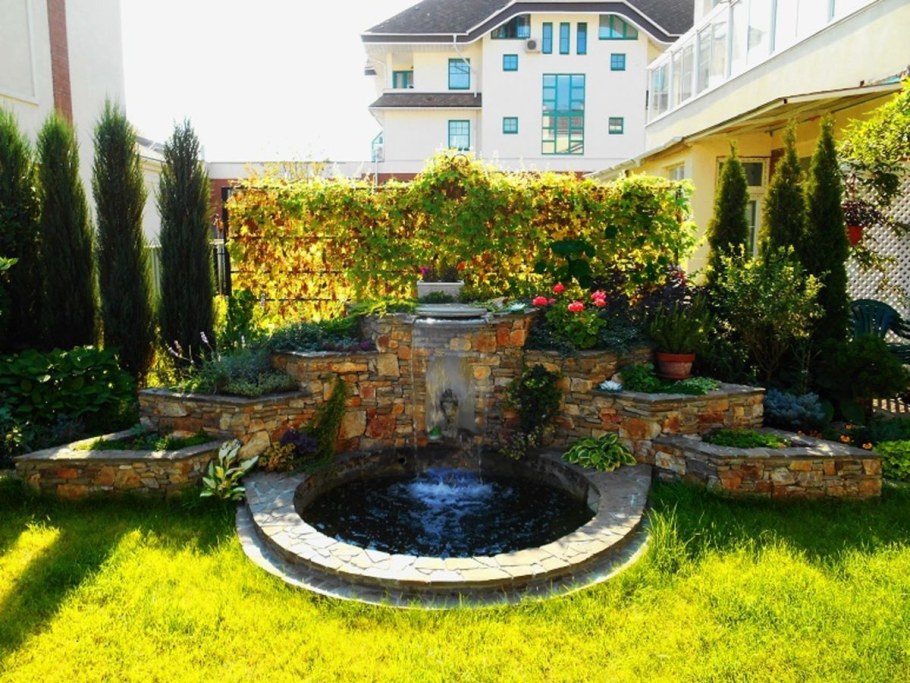 Цветник с фонтаном