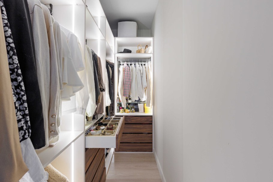 Как оформить маленькую гардеробную