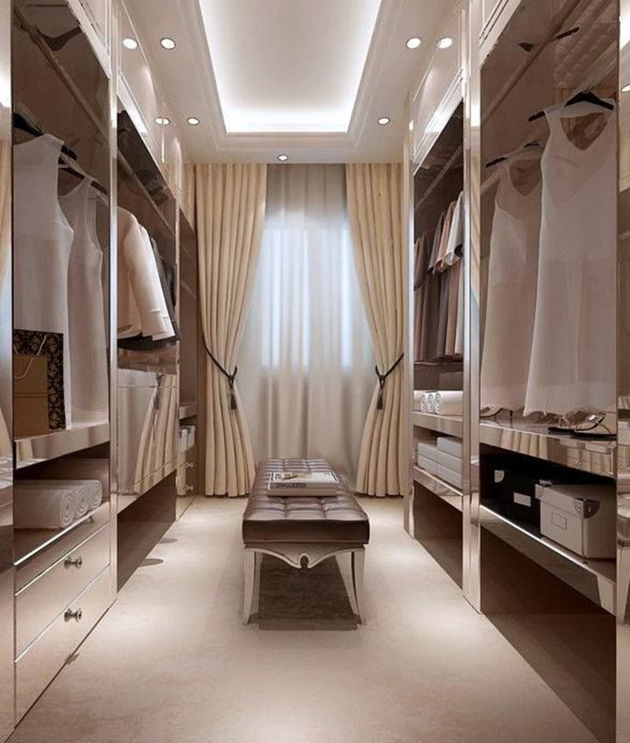 Интерьер гардеробной с окном