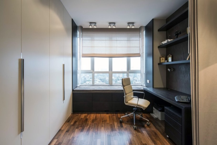 Спальня с рабочим местом у окна