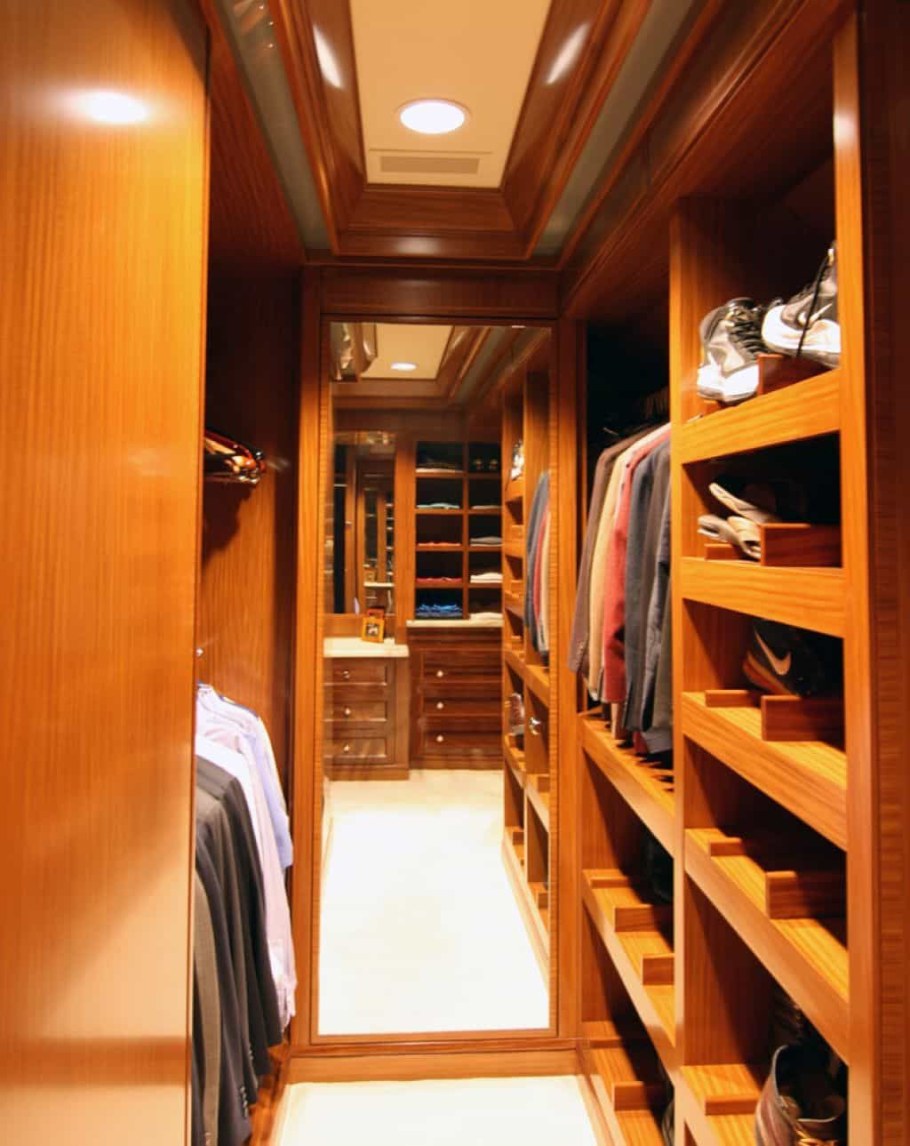 Гардеробная комната с кабинетом