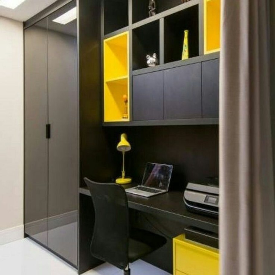 Гардеробная с рабочей зоной