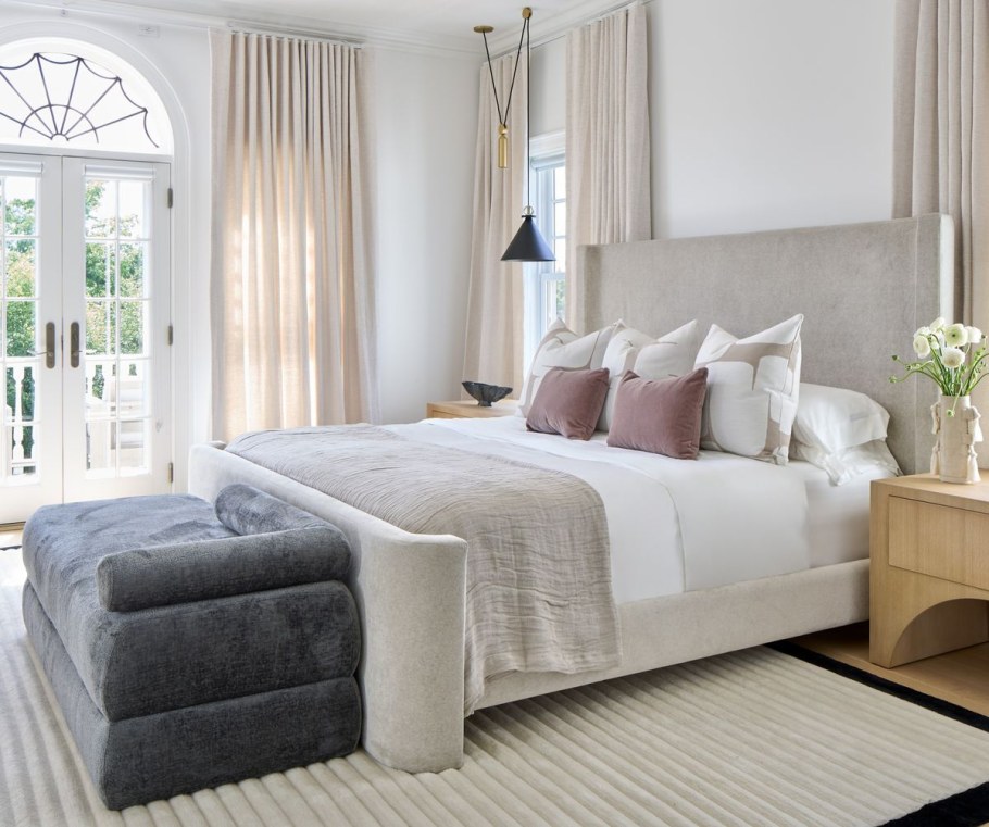 Спальня с белой кроватью