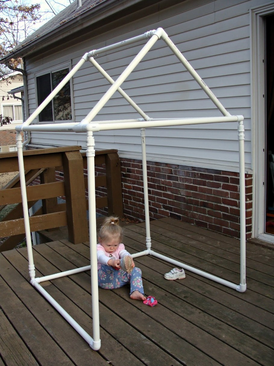 Домик из пластиковых труб для детей