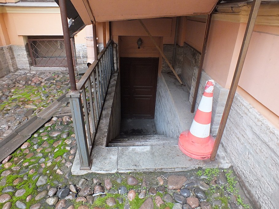 Наружная лестница в подвал