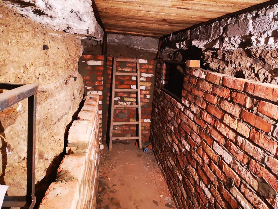 Погреб из кирпича в гараже