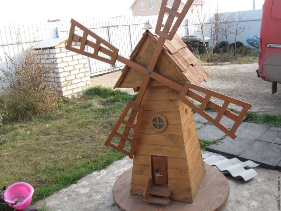 Декоративные мельницы из дерева для сада