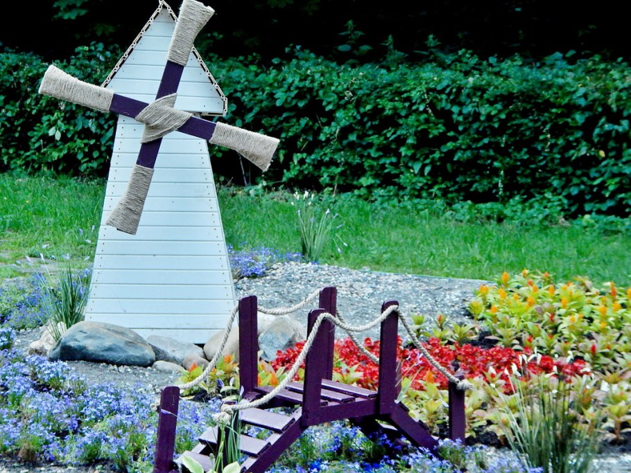 Мельница на участке детского сада