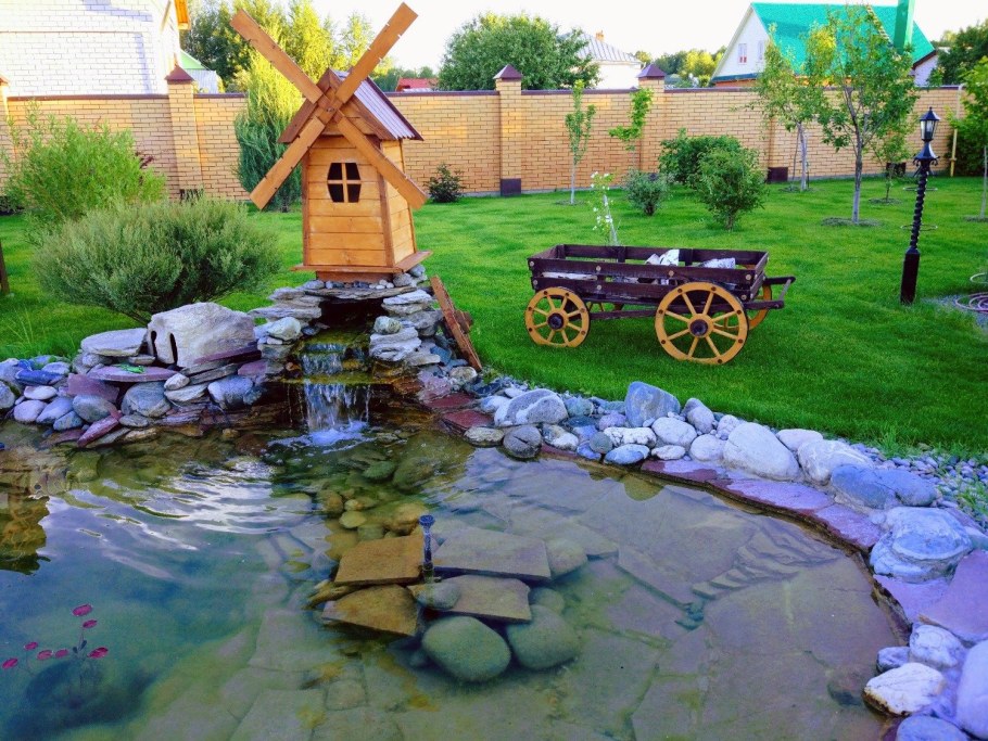 Мельница с прудиком в цветнике