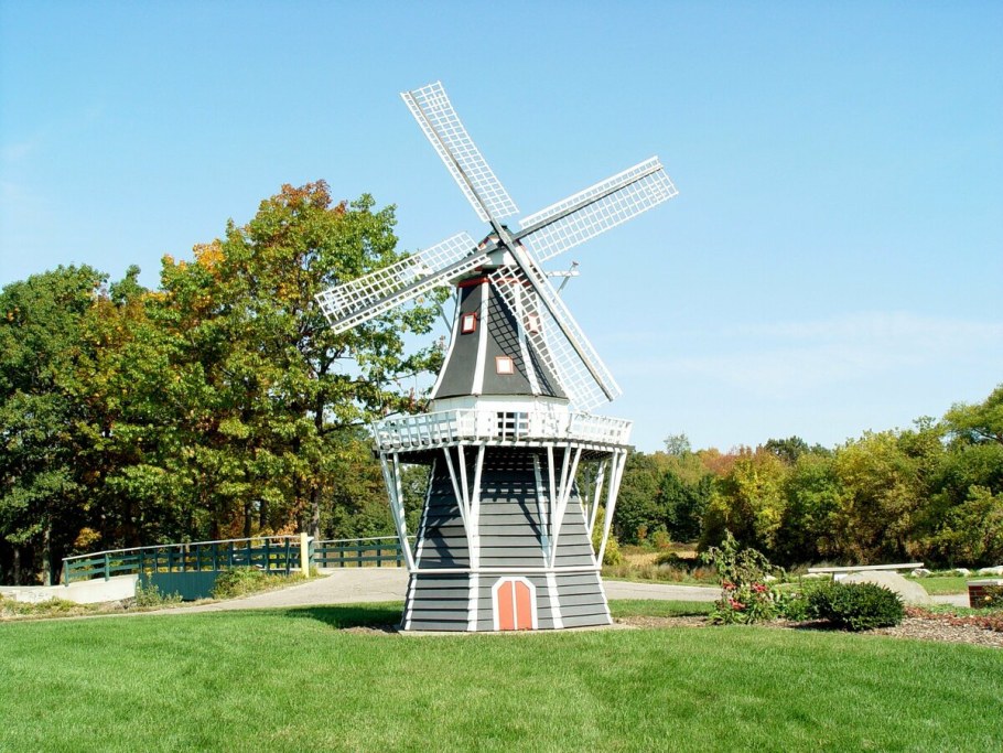 Ветряная мельница декоративная