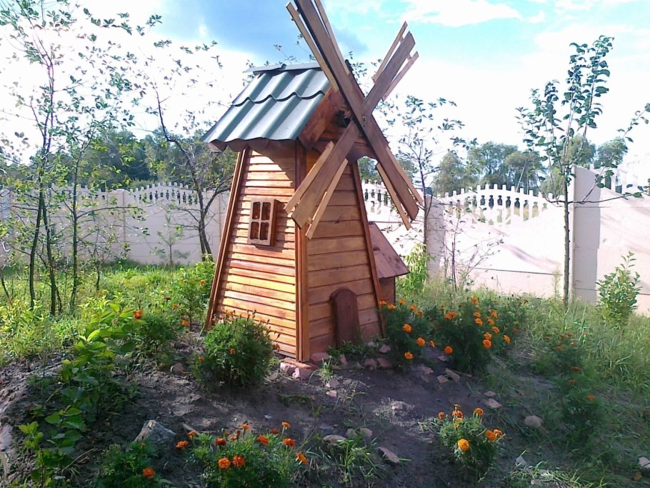 Мельница с прудиком в цветнике