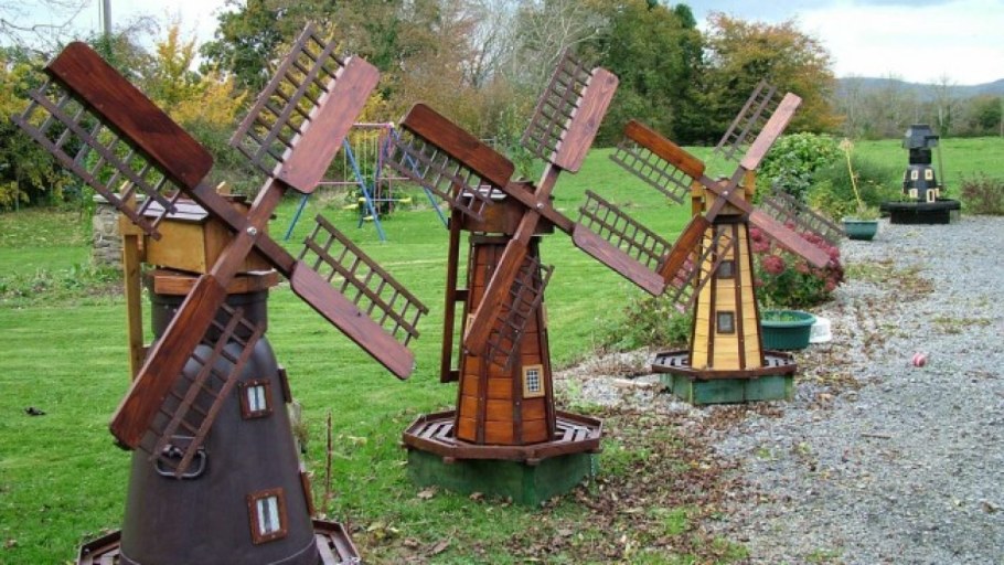Деревянная мельница для сада