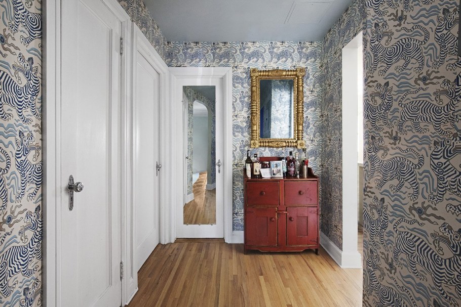 Комбинированные обои в прихожей