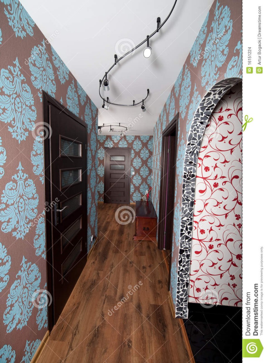 Цветные обои в прихожей