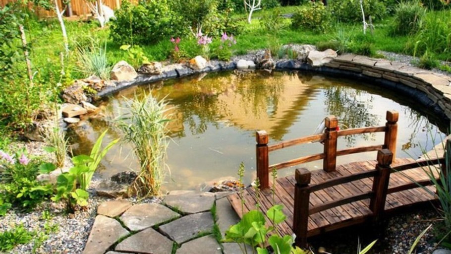 Декоративный пруд с мостиком
