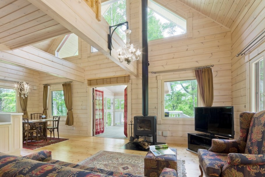 Интерьер в деревянном доме из бруса