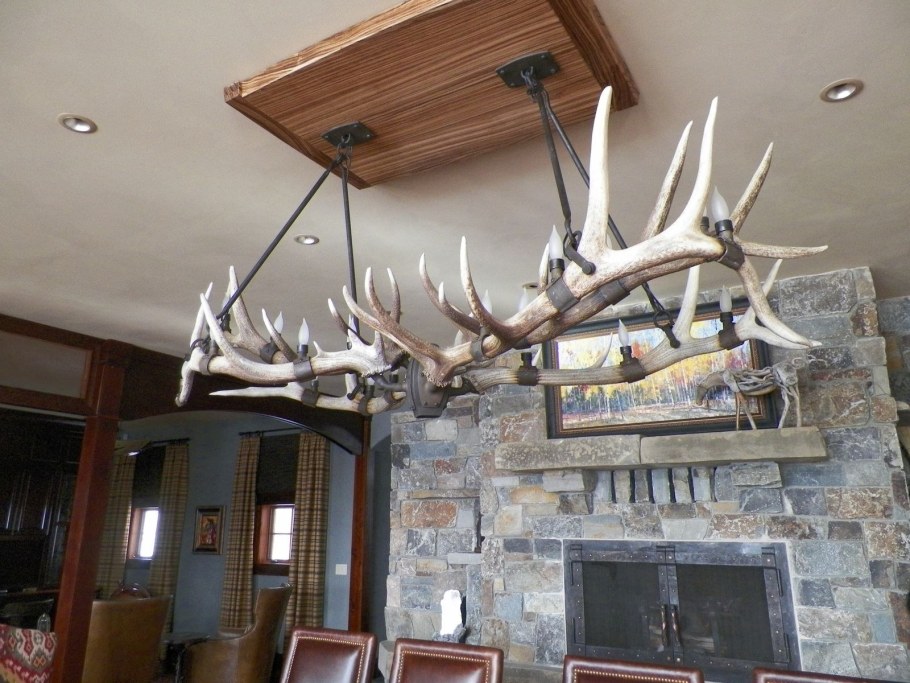 Люстра рога оленя в интерьере