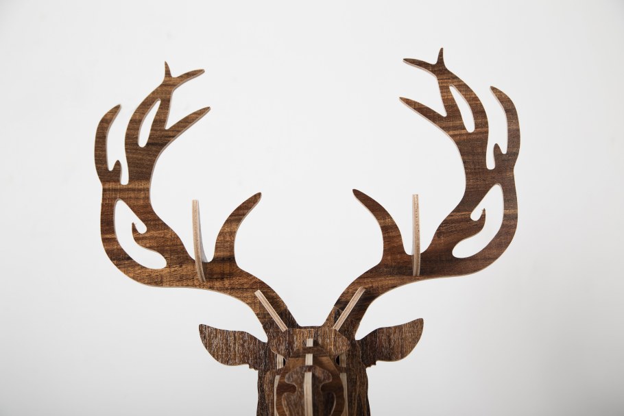 Рога оленя вешалка из дерева