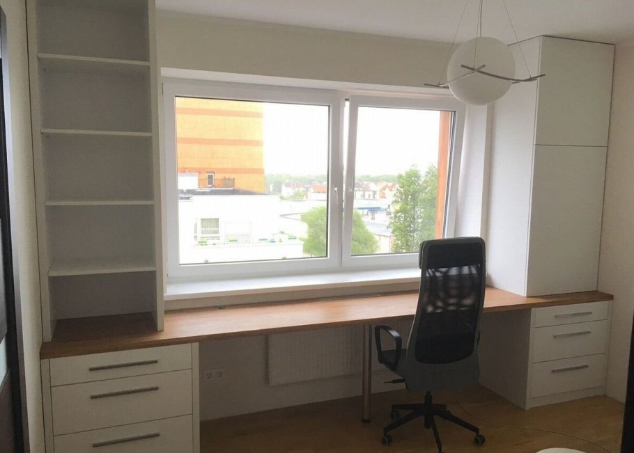 Стол-подоконник в детской