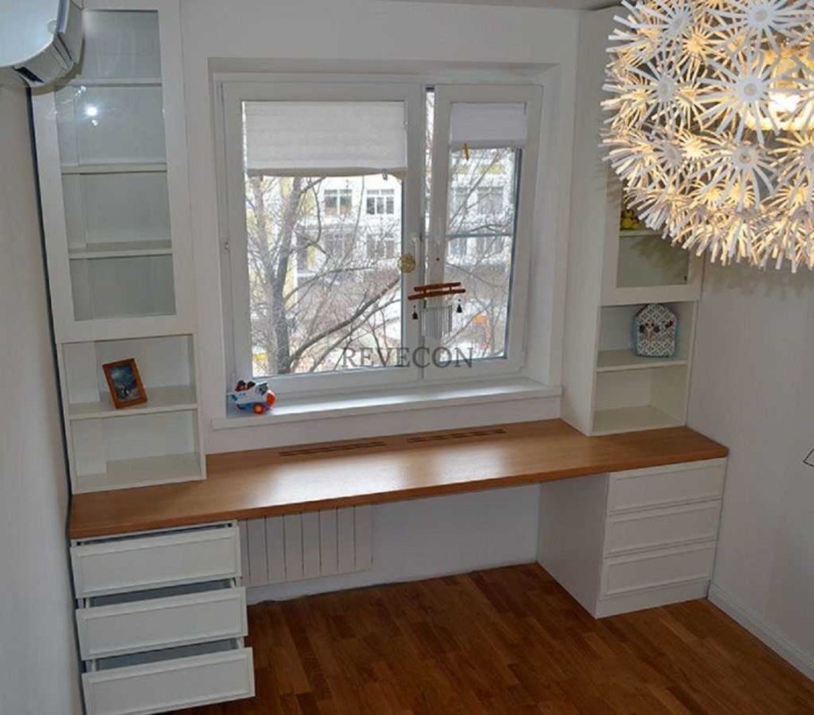 Письменный стол под окном
