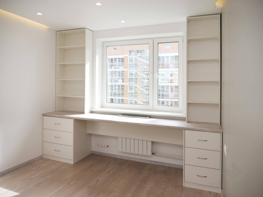 Стол у окна с полками