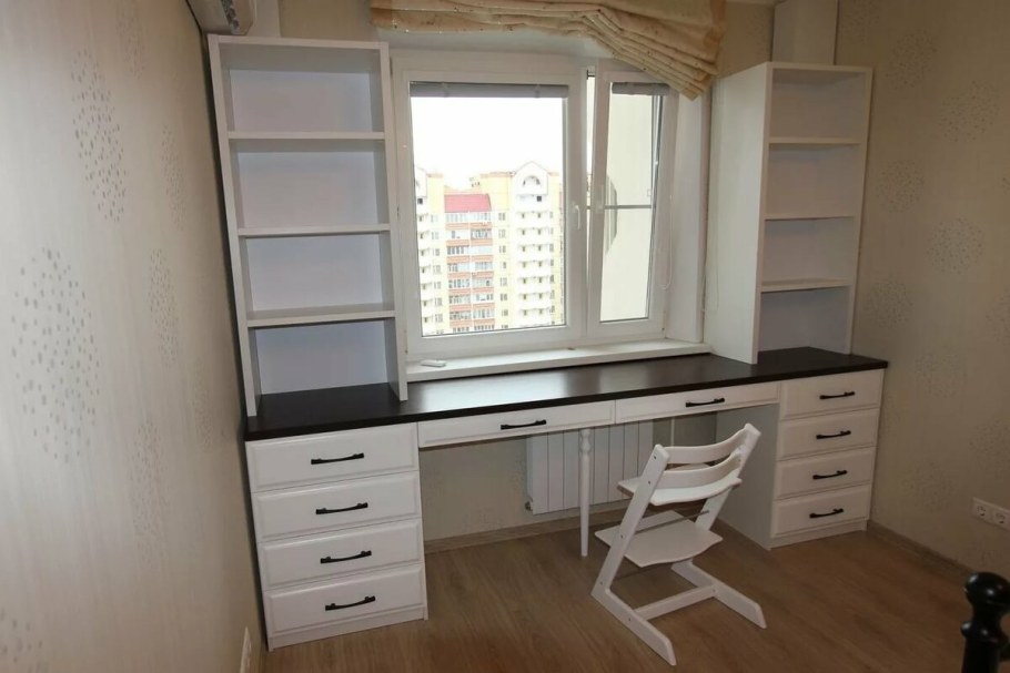 Письменный стол у окна с полками