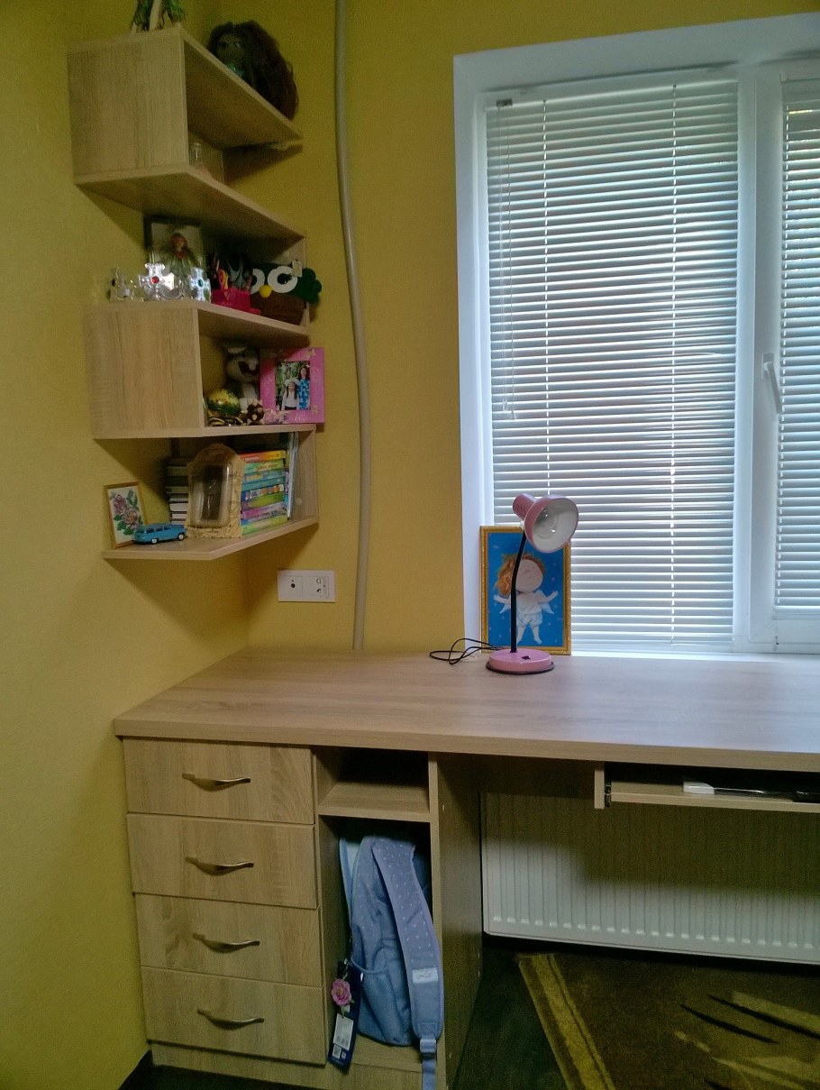 Стол для школьника у окна с полками