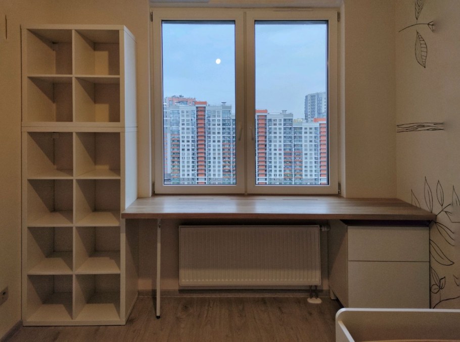 Стол под окном