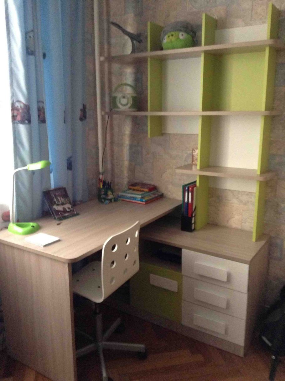 Письменный стол для школьника угловой у окна