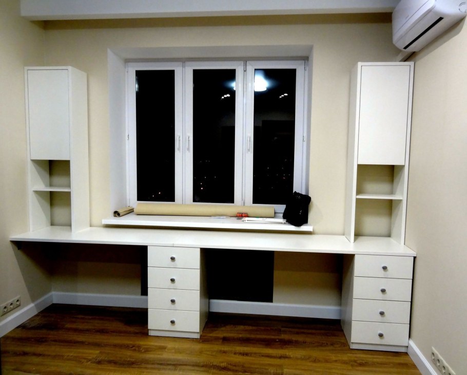 Встроенный письменный стол