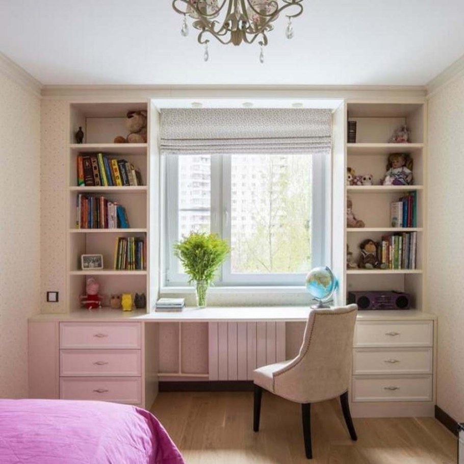 Детский стол у окна