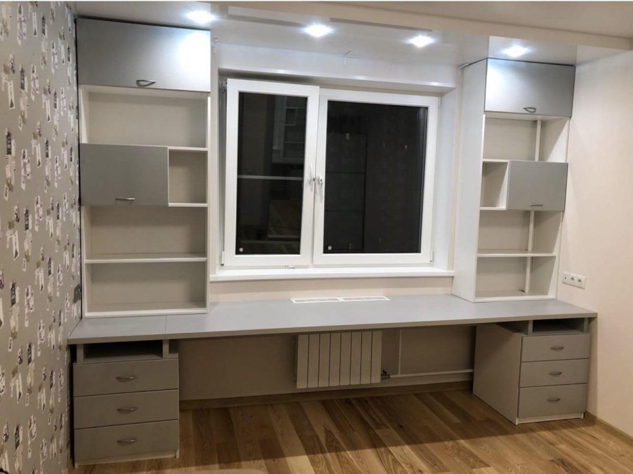 Встроенный письменный стол у окна