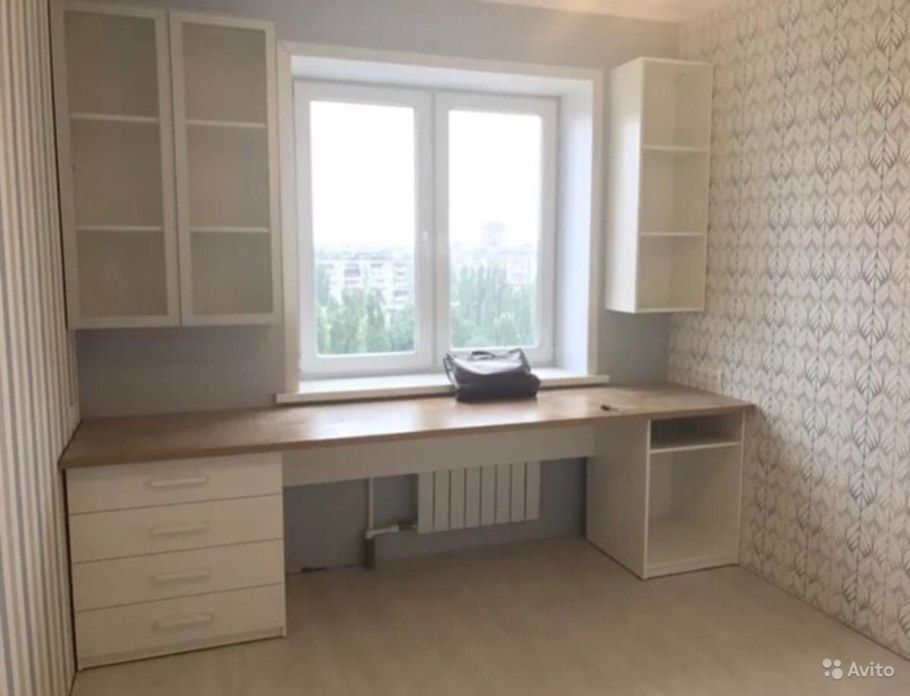 Стол у окна для школьника